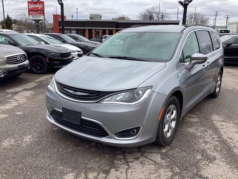 Used 2018 Chrysler Pacifica Touring Plus FWD image 5