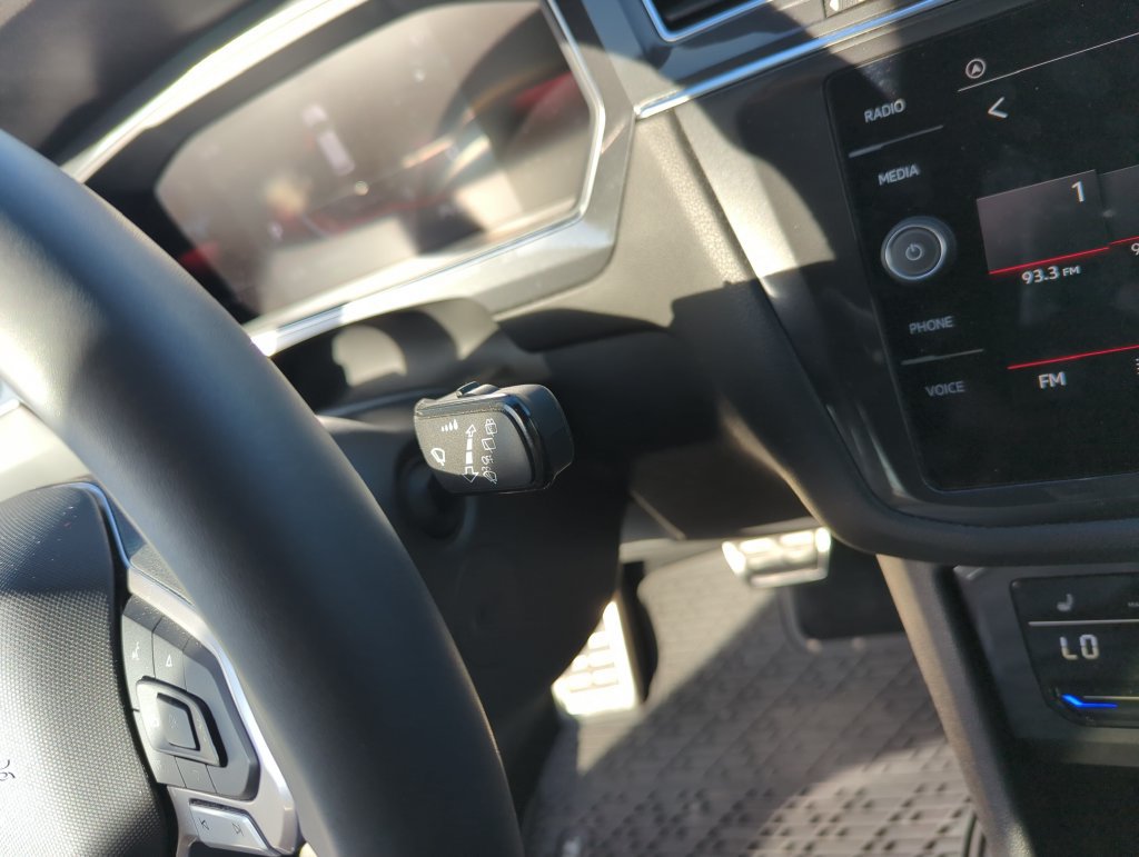 Certified 2023 Volkswagen Tiguan SE R-Line FWD image 24
