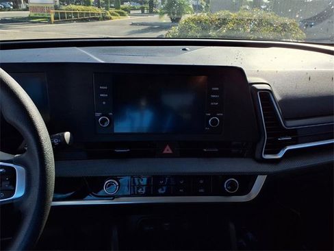 Used 2024 Kia Sportage LX image 16