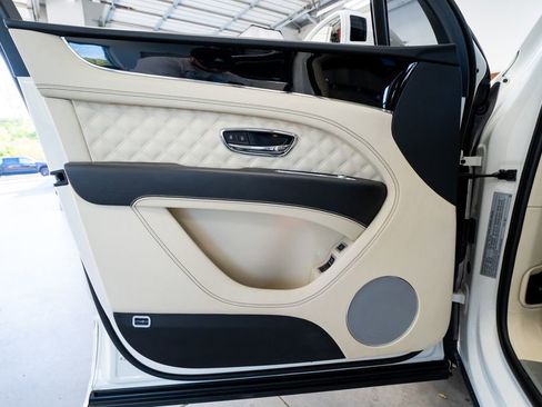 Used 2021 Bentley Bentayga Plug-In Hybrid image 29