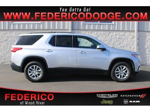 Used 2021 Chevrolet Traverse LT image 1