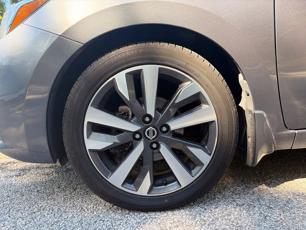 Used 2020 Nissan Versa SR w/ Convenience Package FWD image 15