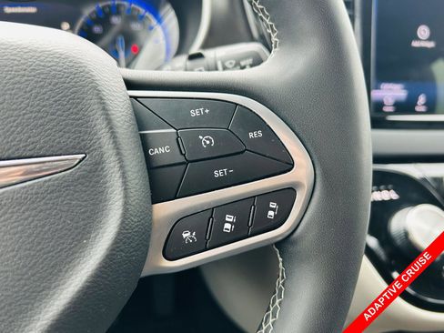 Used 2023 Chrysler Pacifica Touring-L image 6