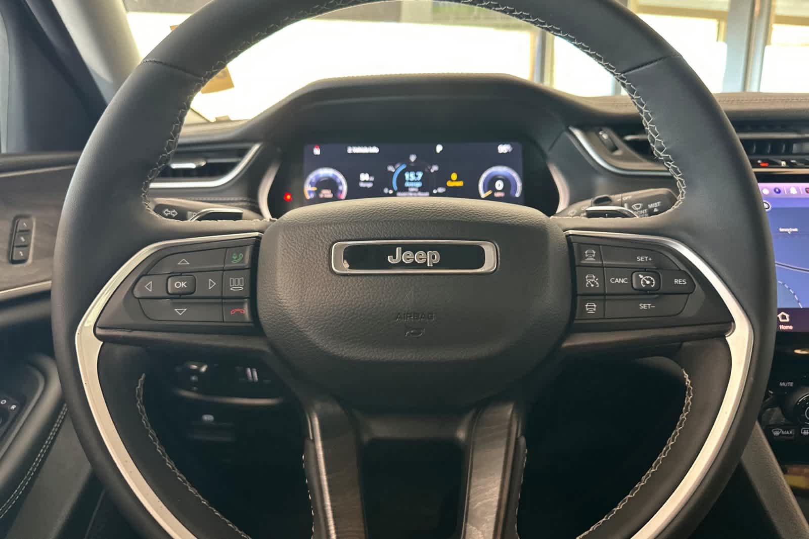 Used 2023 Jeep Grand Cherokee L Limited AWD/4WD image 27