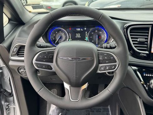 Used 2026 Chrysler Pacifica Limited image 24