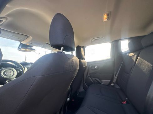 Used 2020 Jeep Renegade Latitude FWD image 34