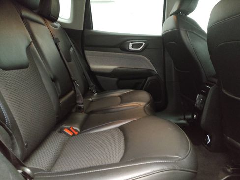 Used 2022 Jeep Compass Latitude FWD image 19