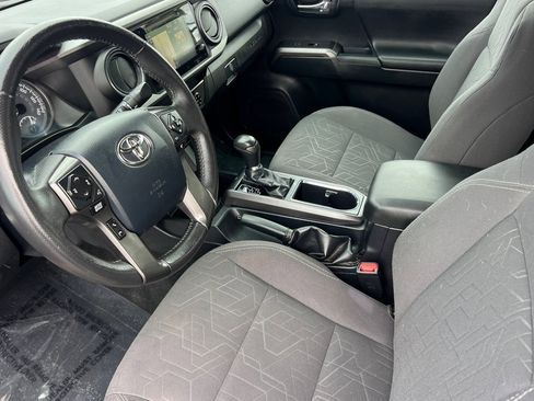 Used 2017 Toyota Tacoma TRD Sport w/ Tow Package RWD image 4