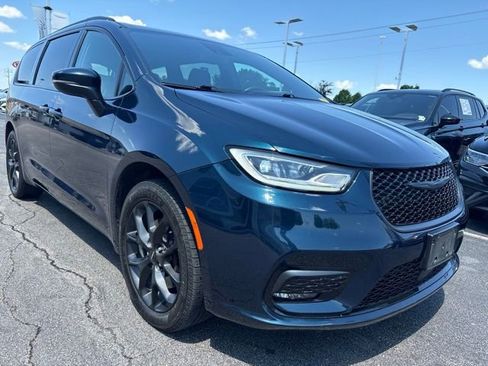 Used 2023 Chrysler Pacifica Touring-L w/ S Appearance Package AWD/4WD image 4