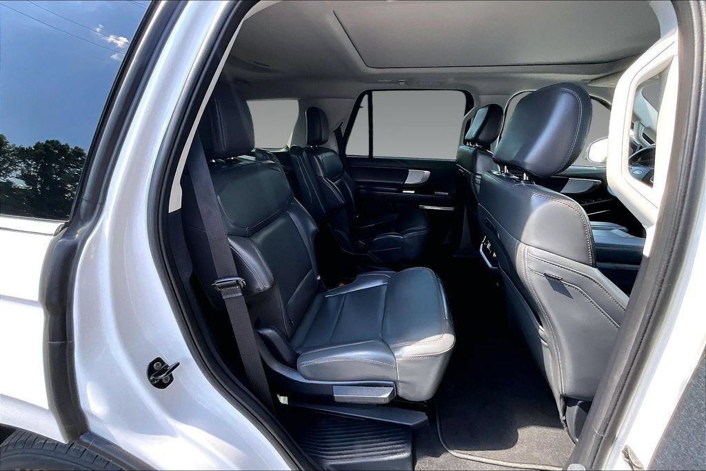 Used 2025 Ford Expedition Active RWD image 16