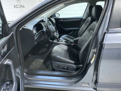 Used 2024 Volkswagen Jetta SE FWD image 2