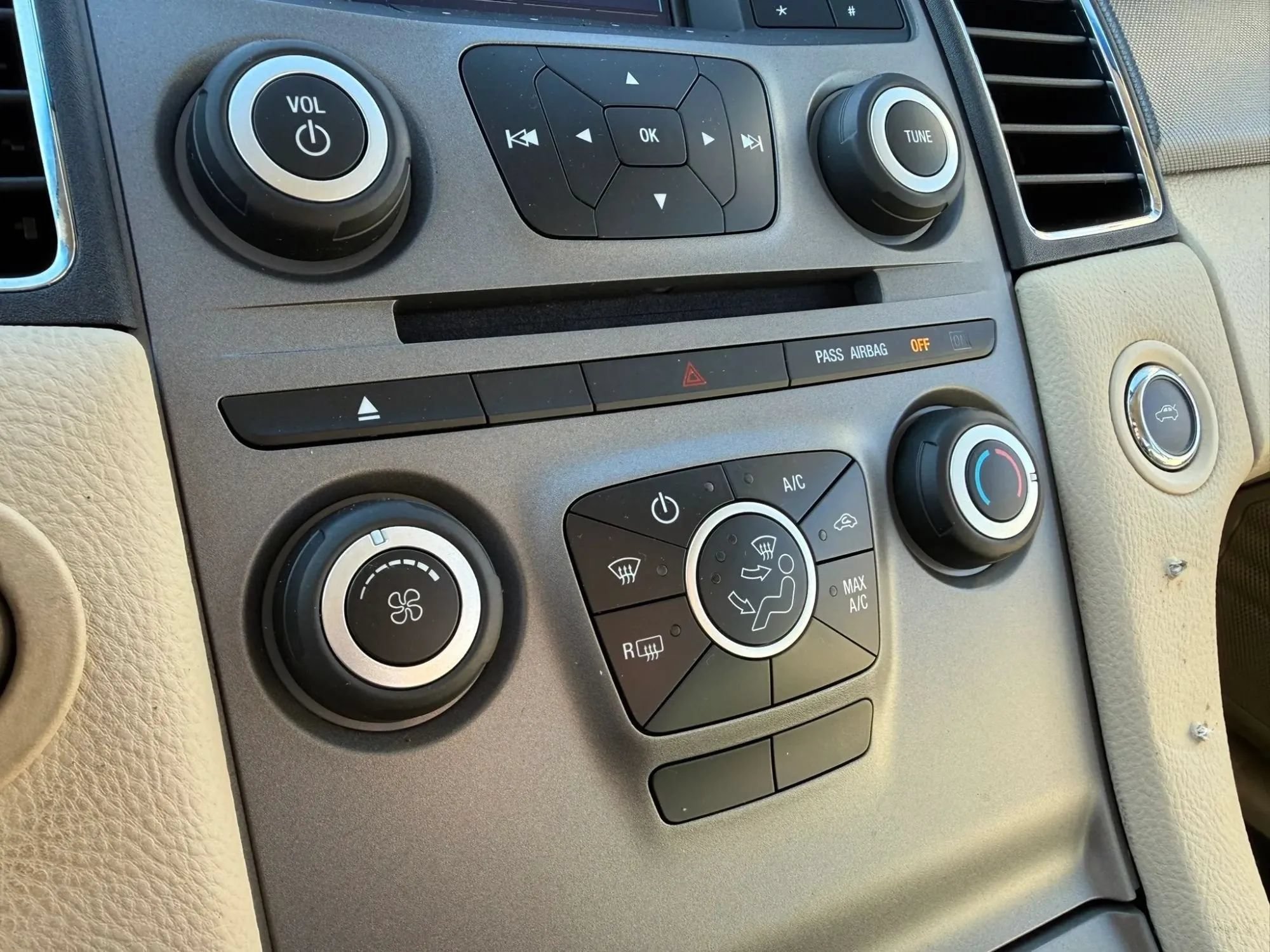 Used 2018 Ford Taurus SE FWD image 21