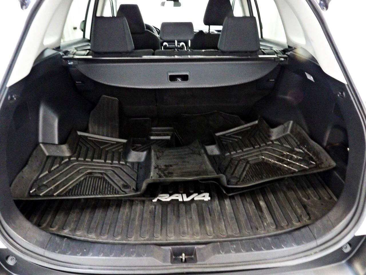 Used 2021 Toyota RAV4 LE FWD image 13