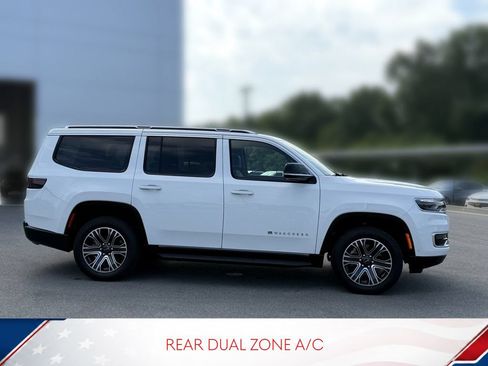 Used 2025 Jeep Wagoneer 4WD image 4