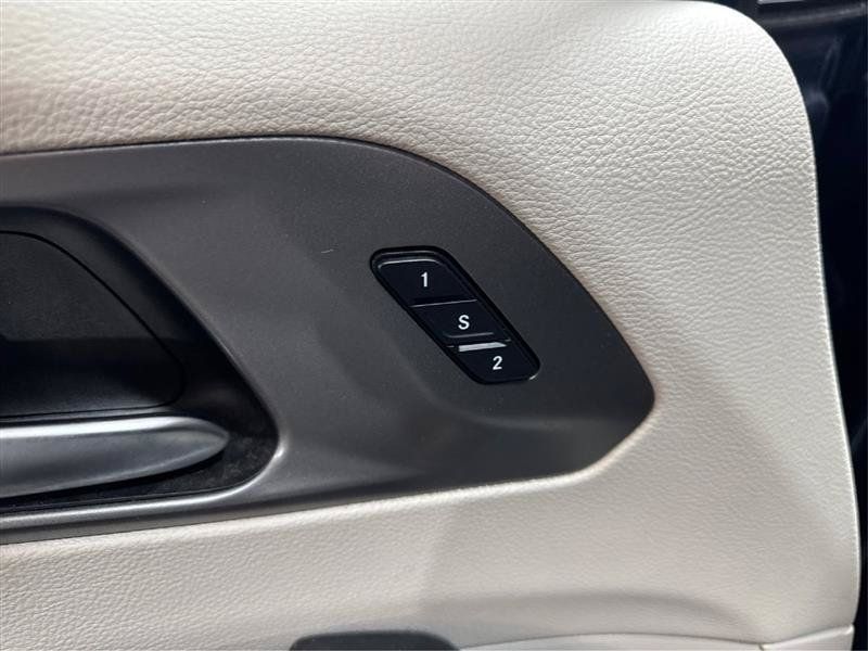 Used 2023 Chrysler Pacifica Touring-L w/ Uconnect Theater Family Group FWD image 21