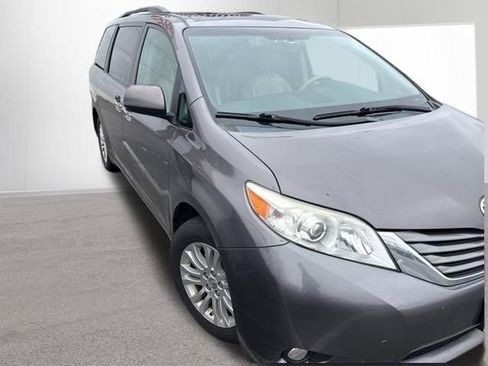 Used 2014 Toyota Sienna XLE w/ XLE Premium Package image 4