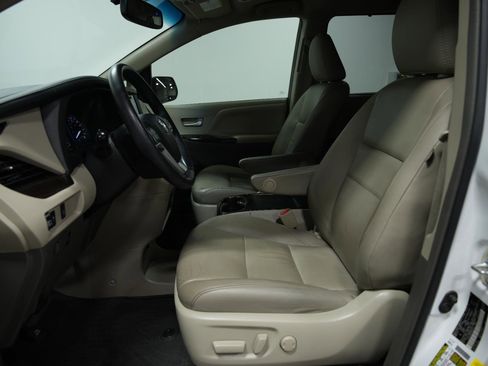 Used 2017 Toyota Sienna XLE image 25