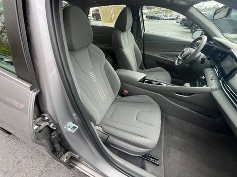 Used 2025 Hyundai Elantra SEL FWD image 33