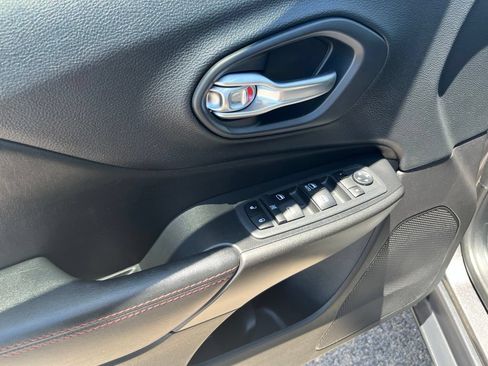 Used 2020 Jeep Cherokee Trailhawk AWD/4WD image 15