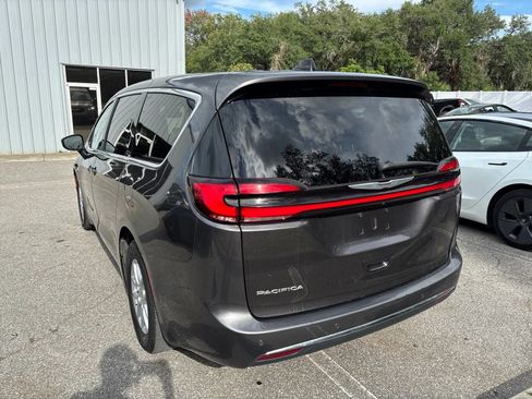 Used 2023 Chrysler Pacifica Touring-L FWD image 7