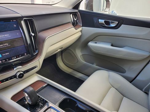 Certified 2022 Volvo XC60 B5 Momentum image 22