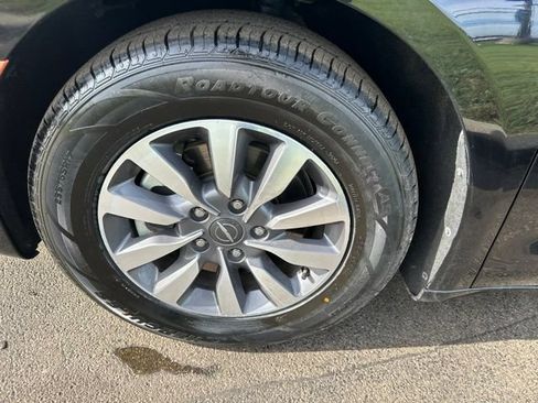 Used 2024 Chrysler Pacifica Limited FWD image 57