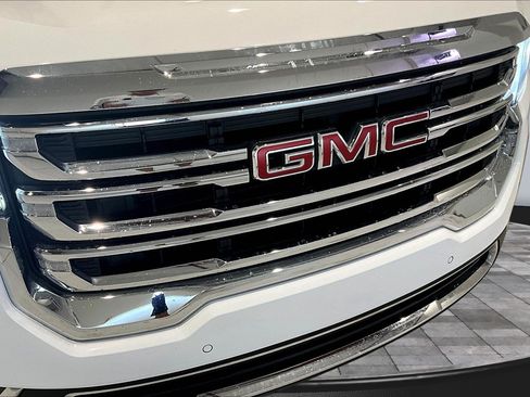 Used 2022 GMC Acadia SLE FWD image 34