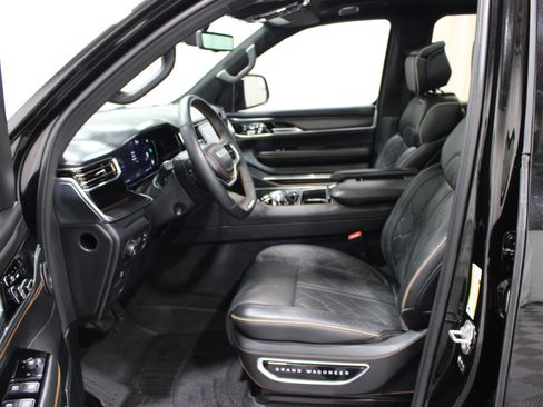 Used 2023 Jeep Grand Wagoneer Series III AWD/4WD image 3