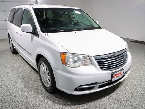 Used 2014 Chrysler Town & Country Touring image 5