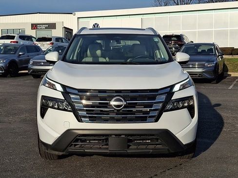 Used 2024 Nissan Rogue SV w/ SV Premium Package image 2