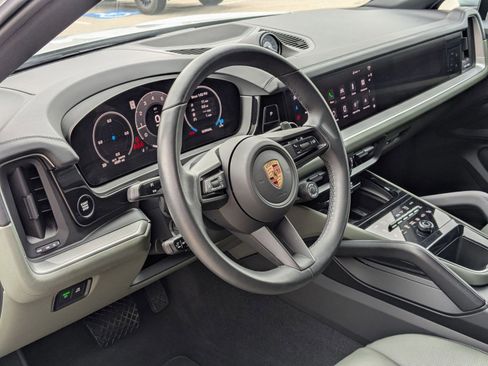 Certified 2025 Porsche Cayenne Coupe image 4