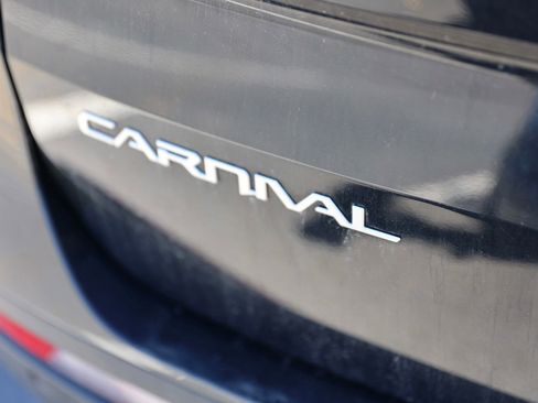 Used 2024 Kia Carnival LX FWD image 6