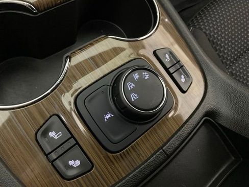 Used 2023 GMC Acadia SLE w/ Driver Convenience Package image 24