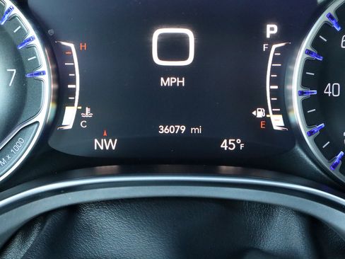 Used 2025 Chrysler Pacifica Limited image 36