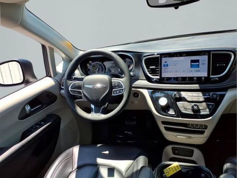 Used 2023 Chrysler Pacifica Touring-L FWD image 10