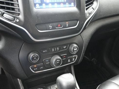 Used 2021 Jeep Cherokee Latitude Plus AWD/4WD image 19