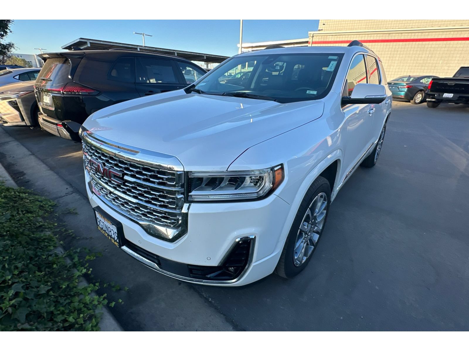 Used 2023 GMC Acadia Denali w/ Denali Ultimate Package AWD/4WD image 3