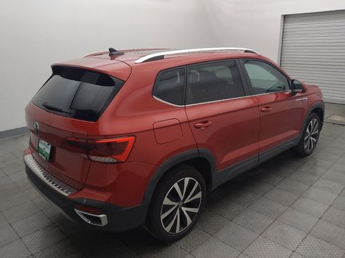 Used 2023 Volkswagen Taos SE w/ Panoramic Sunroof Package FWD image 9