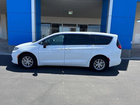 Used 2024 Chrysler Pacifica Touring-L FWD image 12