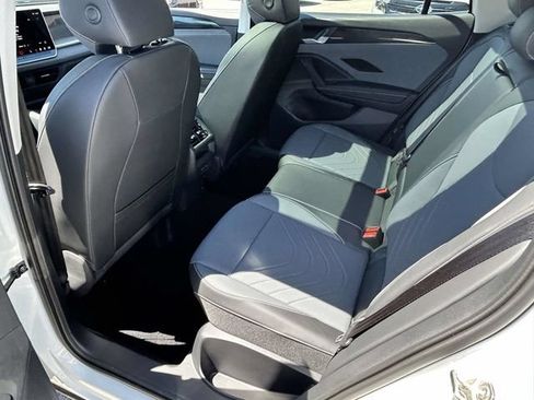 Used 2025 Volkswagen Tiguan SE w/ Panoramic Sunroof Package AWD/4WD image 9