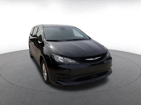 Used 2024 Chrysler Voyager LX FWD image 3