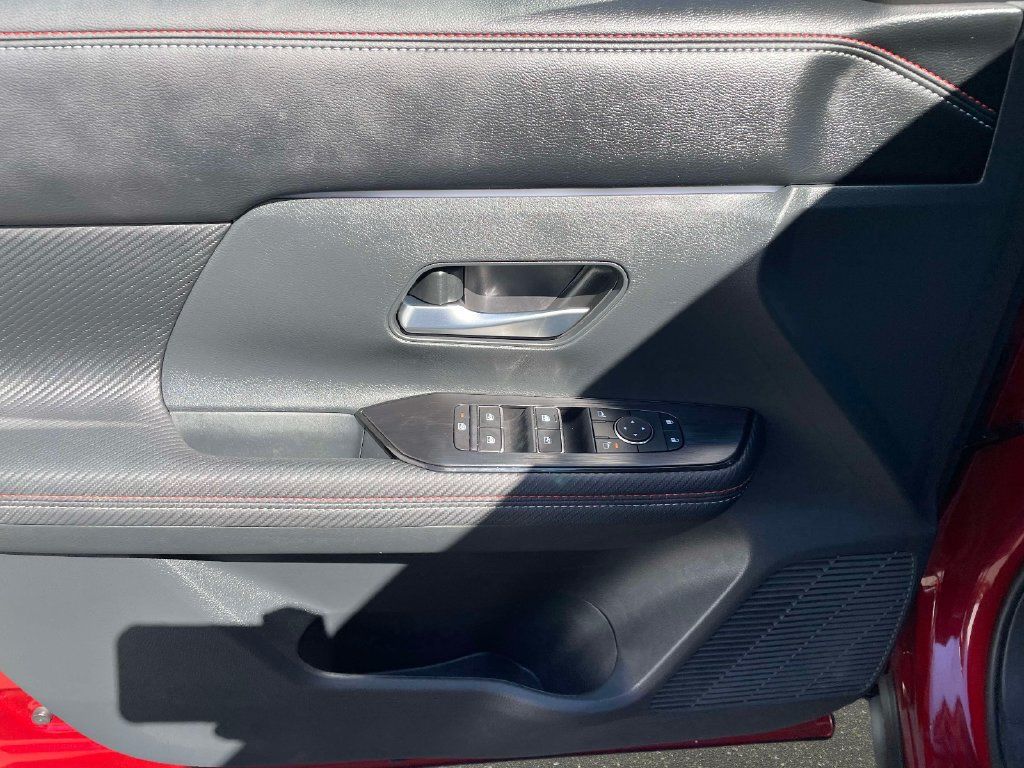 Used 2025 Nissan Kicks SR FWD image 17