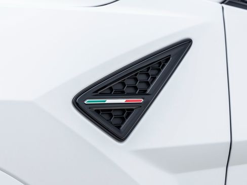 Used 2025 Lamborghini Urus SE image 14