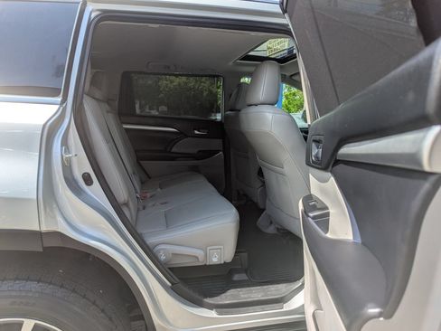 Used 2018 Toyota Highlander XLE AWD/4WD image 47