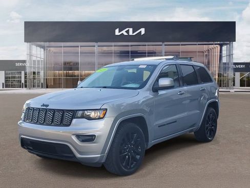 Used 2019 Jeep Grand Cherokee Altitude RWD image 3
