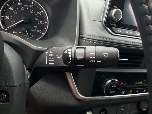 Used 2025 Nissan Rogue SV FWD image 30