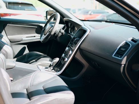 Used 2016 Volvo XC60 T6 R-Design Platinum w/ Climate Package image 17