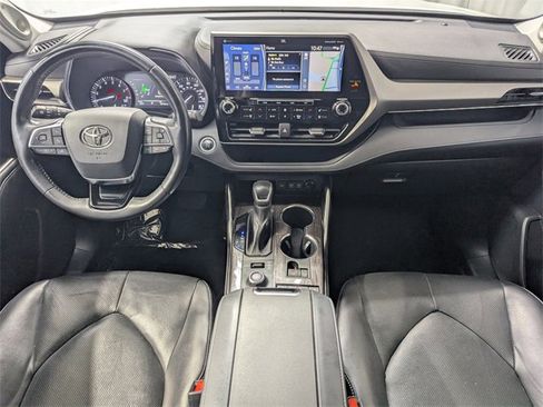 Used 2021 Toyota Highlander Limited image 6