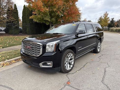 Used 2020 GMC Yukon XL Denali w/ Denali Premium Package image 3