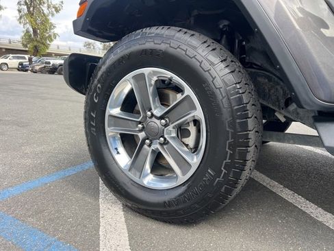 Used 2018 Jeep Wrangler Unlimited Sahara image 12